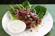 Brochettes d’agneau du Québec grillées à la méditerranéenne