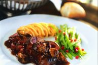 
	Les rognons de veau sont particuli&egrave;rement admis dans la cuisine gastronomique comme un mets au go&ucirc;t fin avec une densit&eacute; nutritive tr&egrave;s &eacute;lev&eacute;e. L&rsquo;&acirc;ge de l&rsquo;animal, relativement tr&egrave;s jeune pour le veau, d&eacute;termine sa tendre et saveur intense. Les rognons de veau doivent &ecirc;tre toujours bien frais et de couleur franche, ils exigent souvent une pr&eacute;paration en sauce vu sa texture et s&rsquo;associent tr&egrave;s facilement avec des salades ou des l&eacute;gumes forts comme le choux.
	
	Contactez-nous&nbsp;pour plus de d&eacute;tails