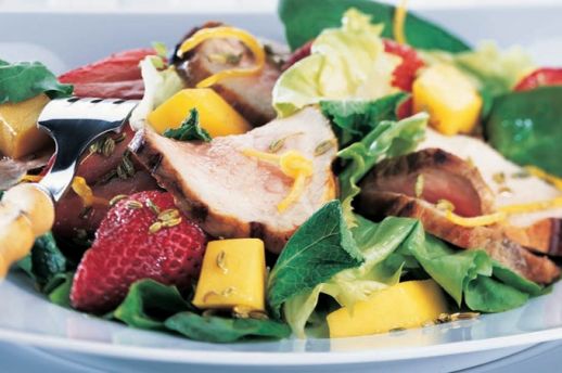 Tranches de surlonge de veau avec salade de fraises et mangue