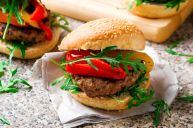 Burger de veau au fromage de chèvre et poivrons rôtis