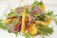 
	Exceptionnellement tendre, la langue de veau fond dans la bouche. Assez riche en prot&eacute;ines et excellente source de fer, elle n&eacute;cessite une longue pr&eacute;paration apr&egrave;s l&#39;avoir laver, brosser puis plonger dans l&rsquo;eau froide pour &ecirc;tre d&eacute;gorg&eacute;e, la langue de veau est id&eacute;alement cuite une premi&egrave;re fois dans un bouillon bien aromatis&eacute; avant d&#39;&ecirc;tre assaisonn&eacute;e dans une sauce rouge selon la recette choisie. Il est conseill&eacute; de ne pas la p&eacute;naliser avec une sauce trop&nbsp;grasse, un coulis de tomates serait id&eacute;al.
	
	Contactez-nous&nbsp;pour plus de d&eacute;tails