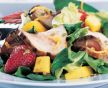 Tranches de surlonge de veau avec salade de fraises et mangue