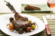 
	Nos c&ocirc;telettes de c&ocirc;tes de veau sont des morceaux de viande de veau maigre, pr&eacute;par&eacute;es&nbsp;&agrave; partir d&#39;un carr&eacute; de 6 c&ocirc;tes vieilli &agrave;&nbsp;point&nbsp;pour obtenir une tendret&eacute;&nbsp;optimale.&nbsp;Nos&nbsp;c&ocirc;telettes&nbsp;sont par&eacute;es&nbsp;&agrave; la fran&ccedil;aise&nbsp;de&nbsp;mani&egrave;re&nbsp;&agrave;&nbsp;faire apparaitre les&nbsp;bouts de c&ocirc;tes. Disponibles dans une vari&eacute;t&eacute; de grandeurs et scell&eacute;es sous vide pour conserver la fra&icirc;cheur. Pour cette occasion sp&eacute;ciale demandez nos c&ocirc;telettes lollipop dont l&#39;os est par&eacute; jusqu&#39;&agrave; l&#39;&oelig;il. Poids moyen par caisse: 4.5kg (10lb.).
	
	Contactez-nous&nbsp;pour plus de d&eacute;tails